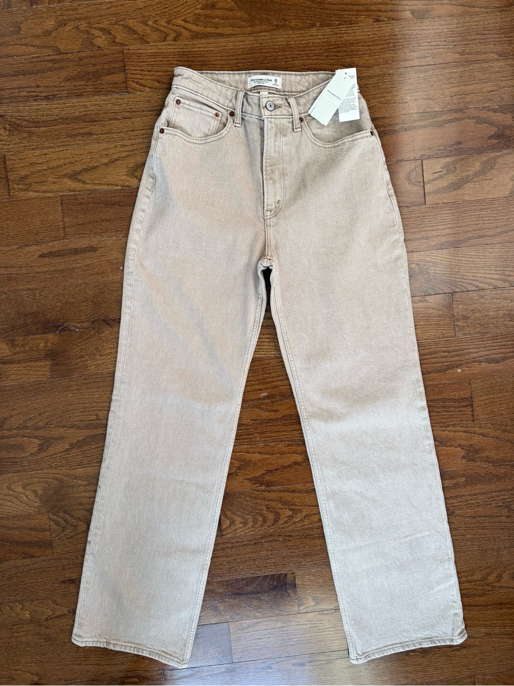 NWT Abercrombie & Fitch 90’s Relaxed Straight-Leg Jeans in Light Beige